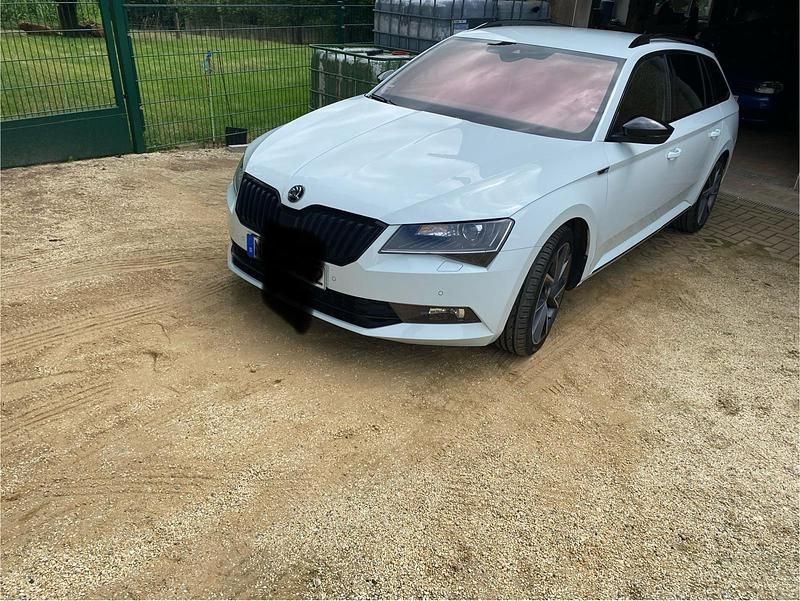 Weiß Gebraucht 2017 Skoda Superb SportLine Kombi | 20.600 € (Fairer Preis) - Bild 1/4