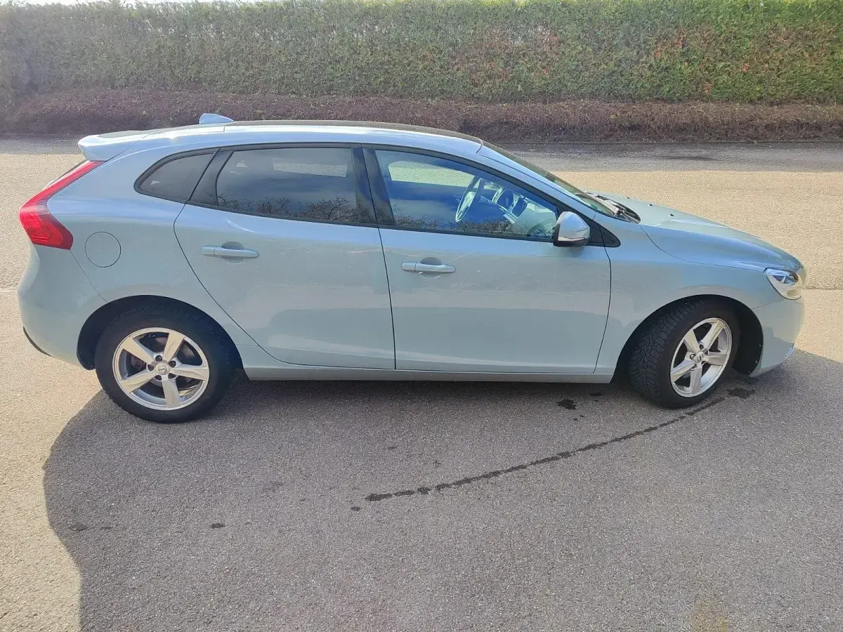 Usata Volvo V40 152 CV (111 kW) 2016 Blu Berlina