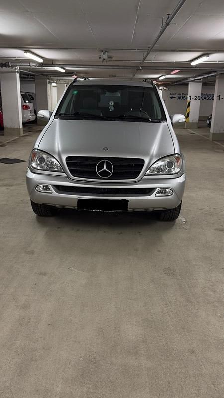 Gebraucht Mercedes ML270 163 PS (119 kW) 2002 Silber SUV