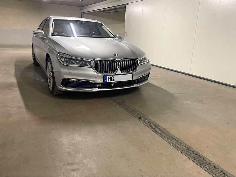 Silber Gebraucht 2016 BMW 740 Comfort Edition Limousine | 34.000 € (Teuer) - Bild 1/4