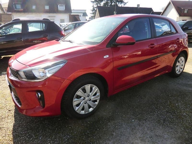 Gebraucht Kia Rio 84 PS (61 kW) 2018 Rot Limousine
