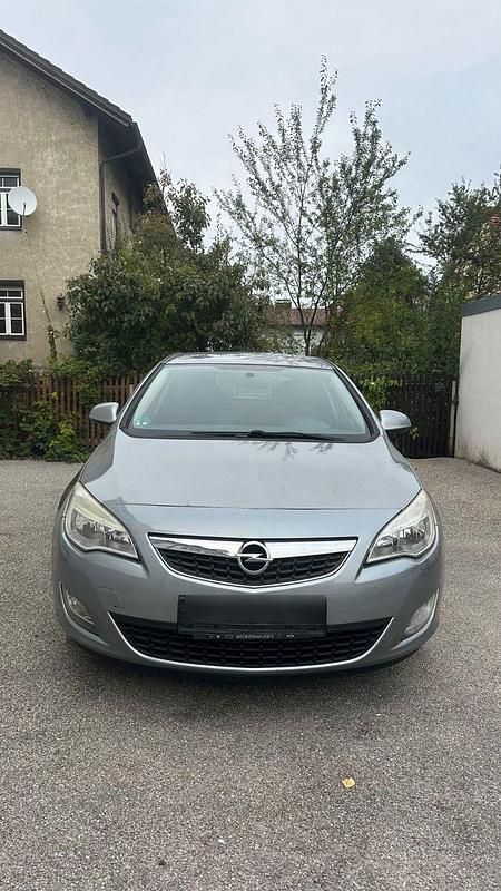 Grau Gebraucht 2011 Opel Astra Limousine | 4.200 € (Fairer Preis) - Bild 1/4