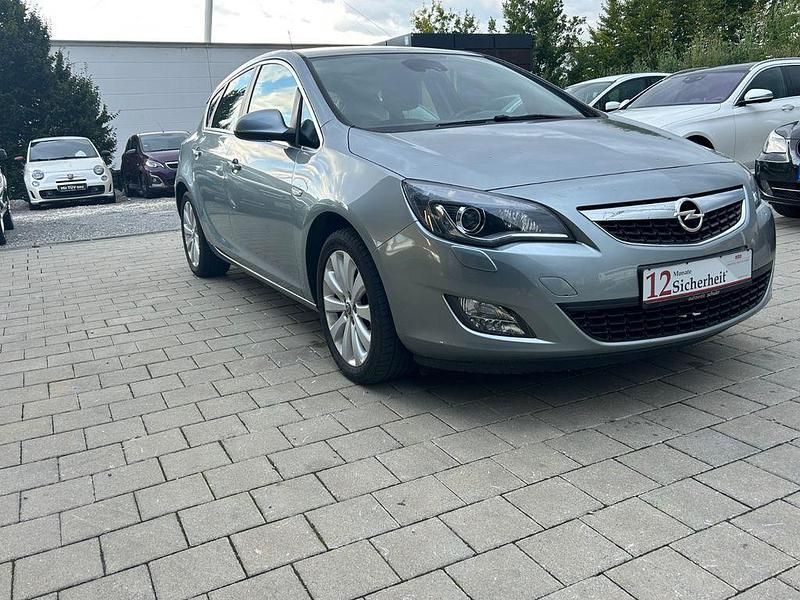 Silber Gebraucht 2012 Opel Astra Limousine | 7.100 € (Etwas zu teuer) - Bild 1/4