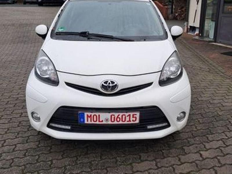 Gebraucht Toyota Aygo 68 PS (50 kW) 2013 Weiß Kleinwagen