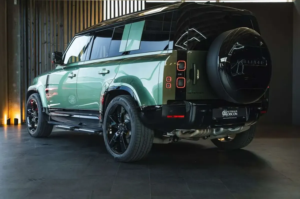 Neu Land Rover Defender HSE Dynamic 349 PS (256 kW) 2026 Woolstone green SUV