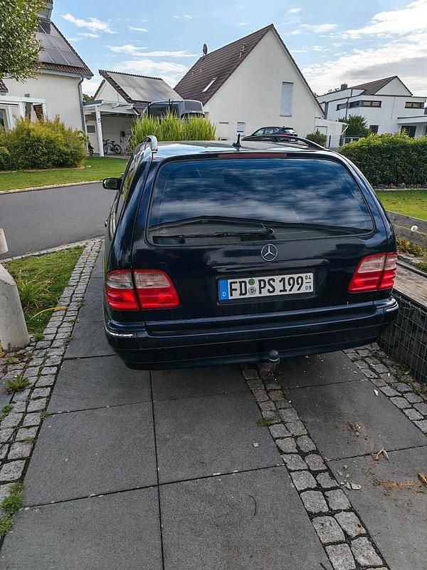 Blau Gebraucht 2002 Mercedes E320 Kombi | 1.500 € - Bild 1/2