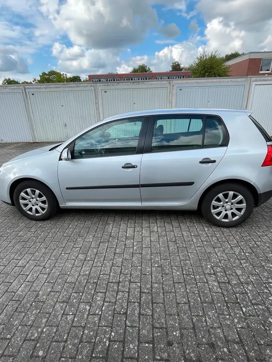 Second-hand VW Golf IV 116 CP (85 kW) 2004 Argintiu Berlinǎ