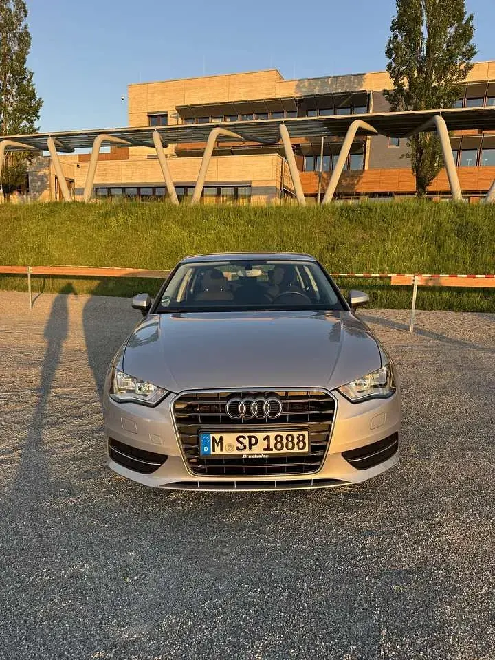 Gebraucht Audi A3 Ambiente 102 PS (75 kW) 2014 Silber Limousine