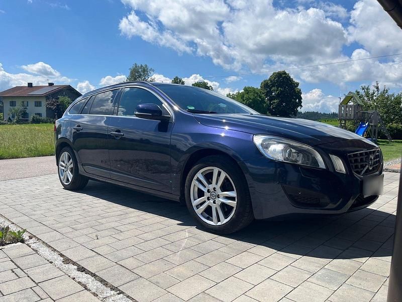 Gebraucht Volvo V60 163 PS (119 kW) 2014 Blau Kombi