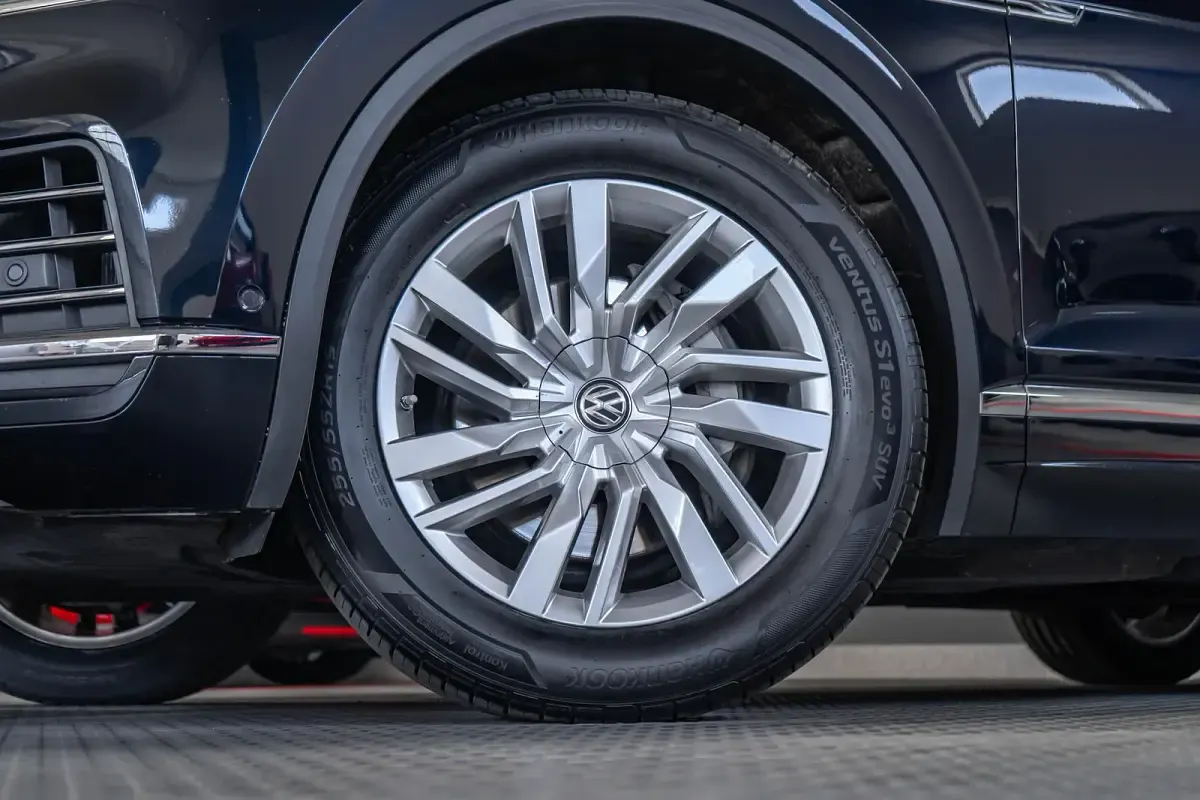 Gebraucht VW Touareg Atmosphere 231 PS (169 kW) 2019 Moonlight blue perleffekt SUV