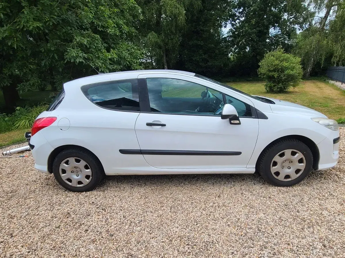 Gebraucht Peugeot 308 98 PS (72 kW) 2011 Weiß Kleinwagen