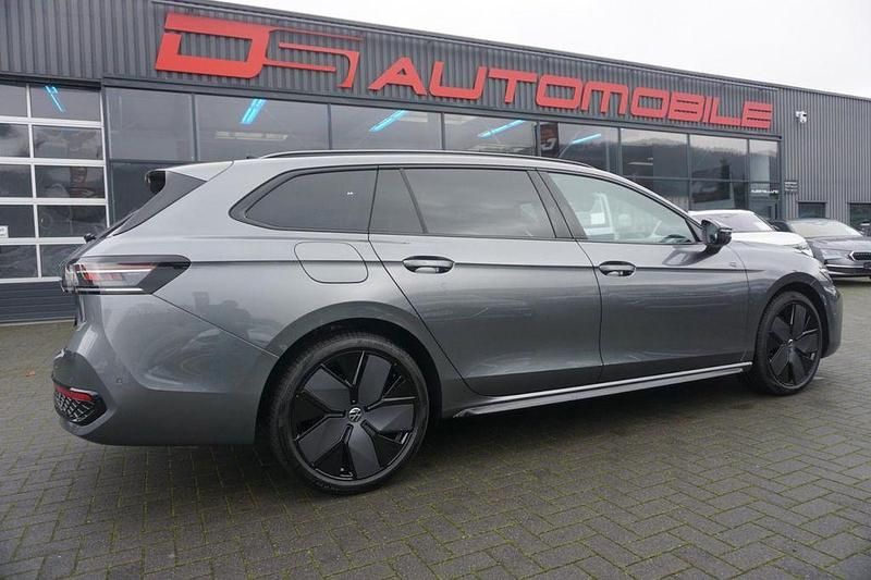 Diabasgrau Neu 2025 VW Passat R-line Limousine | 52.990 € (Guter Preis) - Bild 1/4