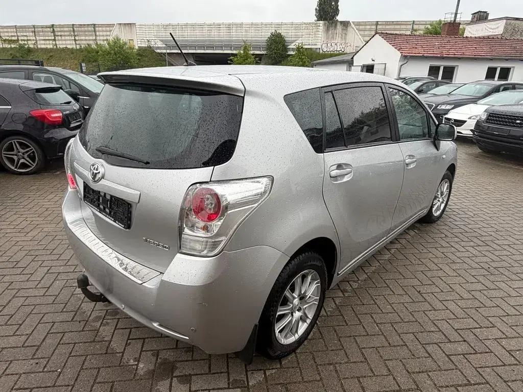 Gebraucht Toyota Verso Travel 147 PS (108 kW) 2013 Silber Van / Kleinbus