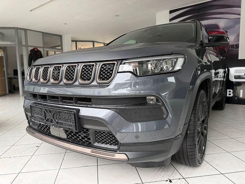 Grau Gebraucht 2022 Jeep Compass Limited SUV | 21.690 € (Superpreis) - Bild 1/4