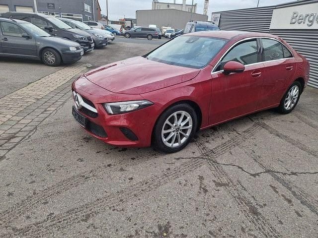 Rot Gebraucht 2021 Mercedes A200 Limousine | 21.490 € (Superpreis) - Bild 1/4