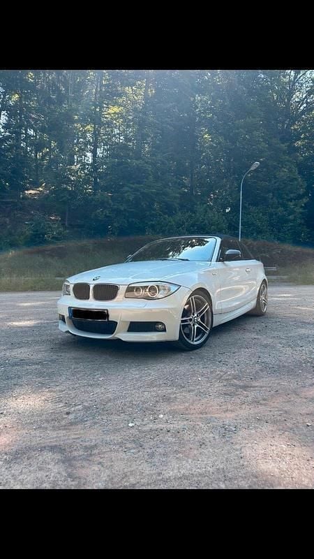 Weiß Gebraucht 2013 BMW 120 Cabriolet M Sport Cabrio | 10.900 € (Fairer Preis) - Bild 1/4
