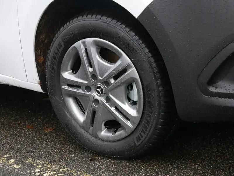 Gebraucht Mercedes eCitan 89 kW (122 PS) 2023 Arktikweiß Limousine