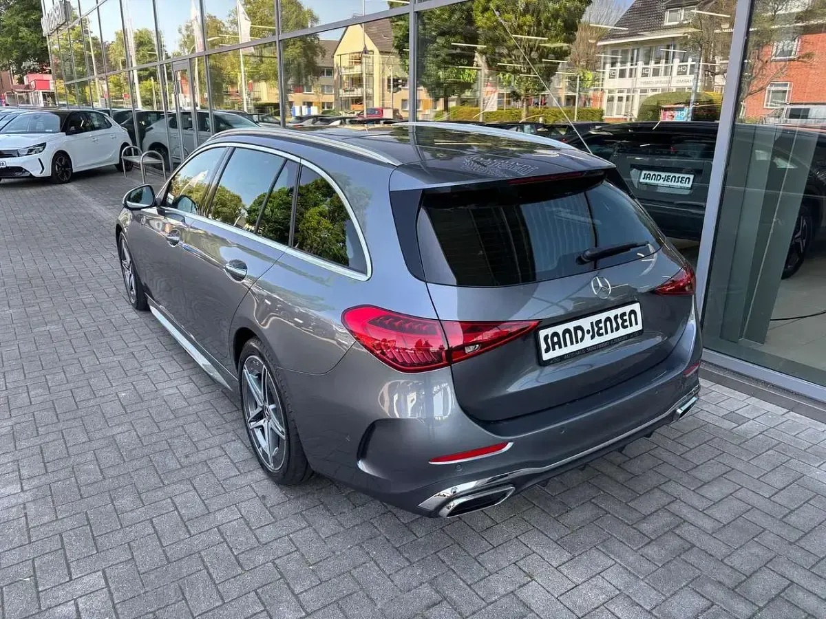 Gebraucht Mercedes C220 AMG Line Premium 197 PS (144 kW) 2024 Selenitgrau metallic Kombi
