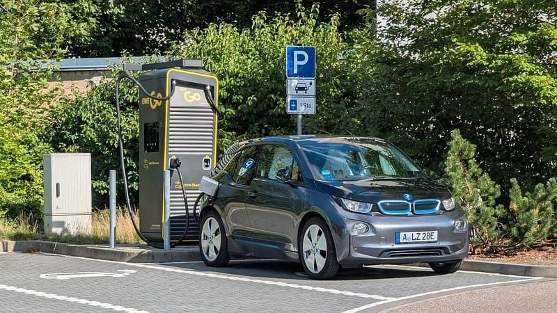 Grau Gebraucht 2016 BMW i3 Kleinwagen | 11.700 € (Guter Preis) - Bild 1/4