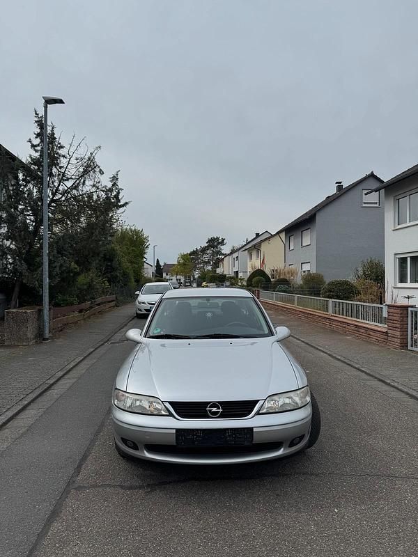 Gebraucht Opel Vectra 100 PS (73 kW) 2001 Silber Kleinwagen