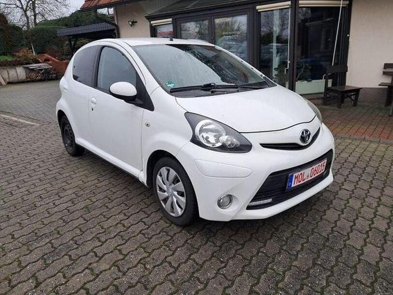Gebraucht Toyota Aygo 68 PS (50 kW) 2013 Weiß Kleinwagen