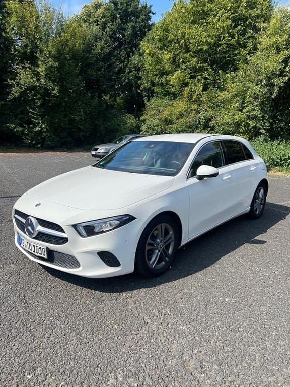 Weiß Gebraucht 2019 Mercedes A180 Limousine | 17.299 € (Guter Preis) - Bild 1/4