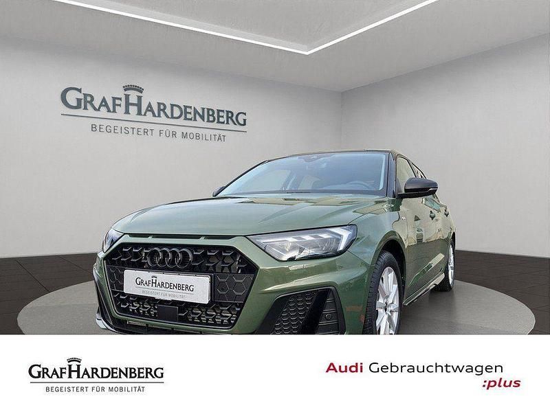 Distriktgrün metallic Gebraucht 2025 Audi A1 Sportback S-Line Kleinwagen | 39.255 € - Bild 1/4