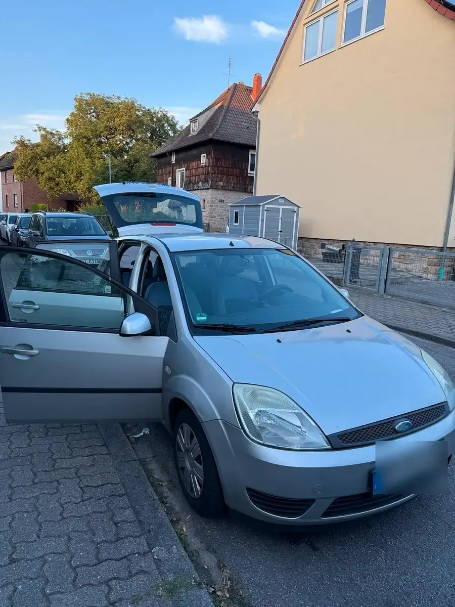 Gebraucht Ford Fiesta 69 PS (50 kW) 2005 Silber Kleinwagen