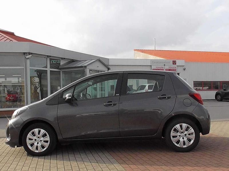 Gebraucht Toyota Yaris 101 PS (74 kW) 2016 Grey metallic Kleinwagen