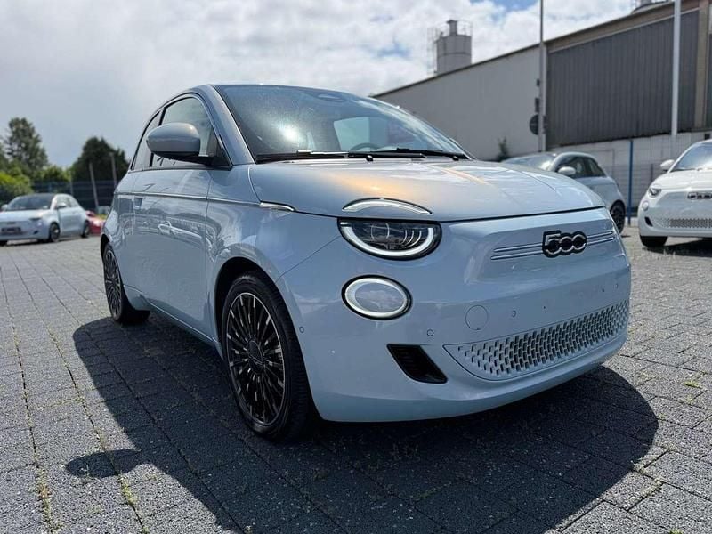 Colore esterno (himmel blau) Gebraucht 2023 Fiat 500e La Prima Limousine | 22.970 € (Fairer Preis) - Bild 1/4