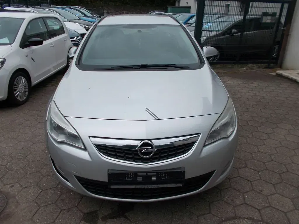 Gebraucht Opel Astra Selection 95 PS (69 kW) 2011 Argonsilber/sovereign/switchbl Kombi
