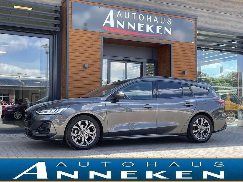Grau Gebraucht 2024 Ford Focus ST-Line Limousine | 22.450 € (Guter Preis) - Bild 1/4