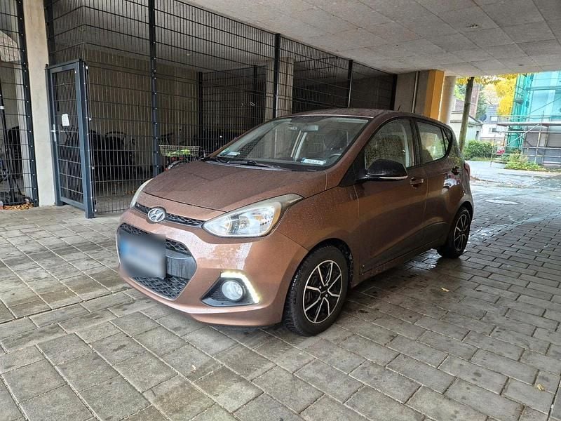 Braun Gebraucht 2014 Hyundai i10 Edition Kleinwagen | 6.800 € (Teuer) - Bild 1/4