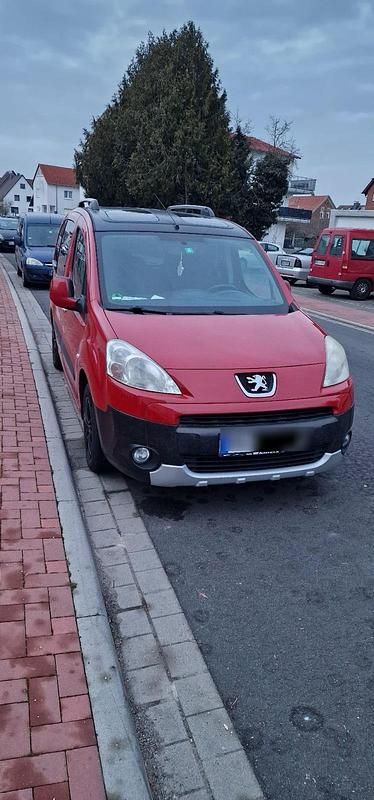 Gebraucht Peugeot TePee 112 PS (82 kW) 2011 Rot Kombi