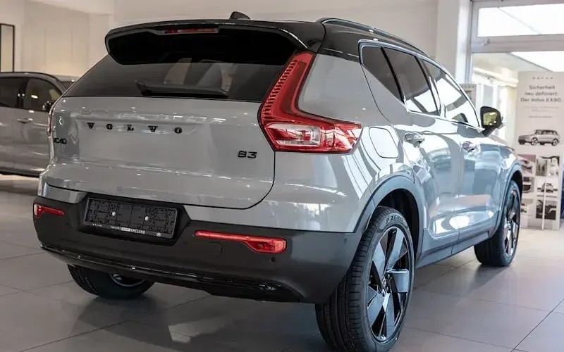 Neu Volvo XC40 Plus 163 PS (119 kW) 2025 Grau SUV
