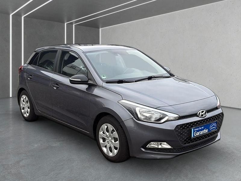 Gebraucht Hyundai i20 Trend 84 PS (61 kW) 2017 Grau Limousine