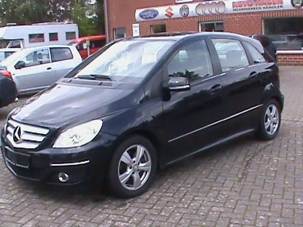 Gebraucht Mercedes B200 140 PS (102 kW) 2010 Kosmosschwarz  metalliclack Van / Kleinbus