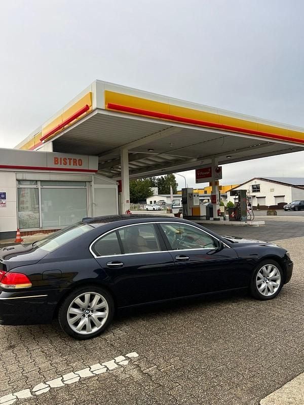 Blau Gebraucht 2006 BMW 745 Limousine | 9.100 € - Bild 1/4