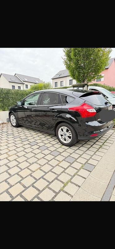 Schwarz Gebraucht 2011 Ford Focus Titanium Limousine | 6.000 € (Fairer Preis) - Bild 1/4