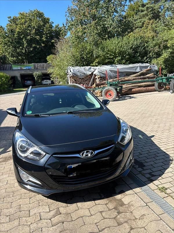 Schwarz Gebraucht 2015 Hyundai i40 Premium Kombi | 11.000 € (Teuer) - Bild 1/4