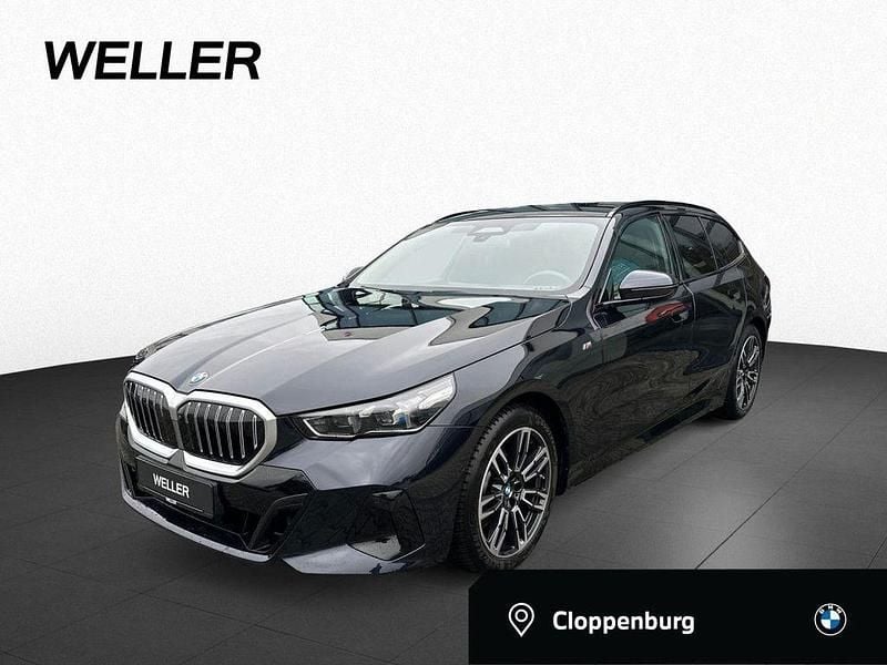 Carbonschwarz (schwarz) Gebraucht 2024 BMW 520 M Sport Kombi | 49.400 € (Guter Preis) - Bild 1/4
