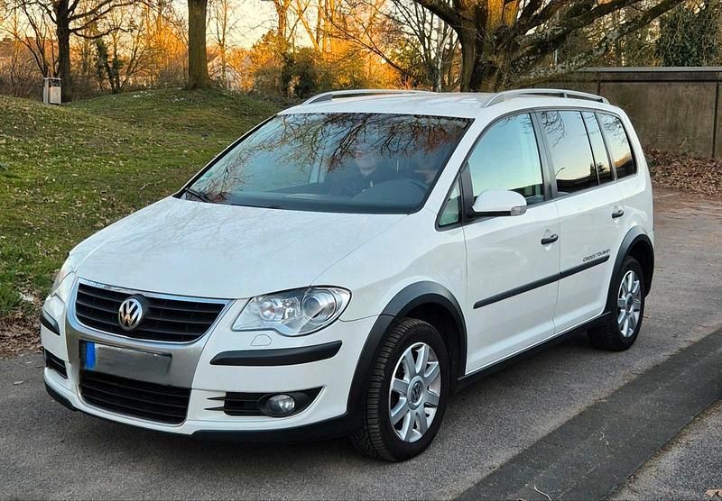 Weiß Gebraucht 2009 VW Touran Cross Van / Kleinbus | 4.350 € (Guter Preis) - Bild 1/4