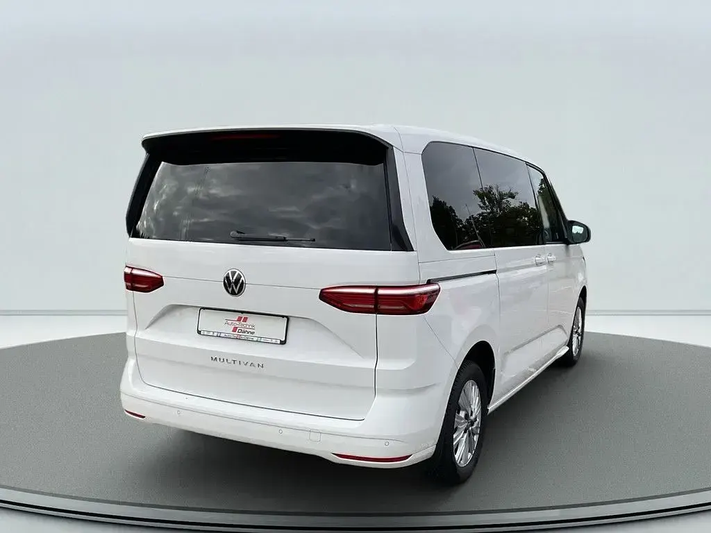 Gebraucht VW Multivan Basis 150 PS (110 kW) 2024 Candy weiss Van / Kleinbus