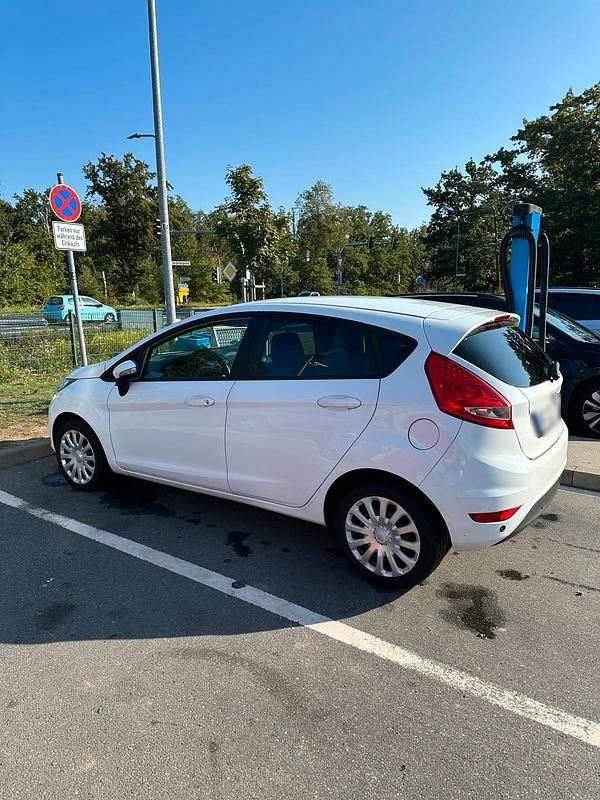Gebraucht Ford Fiesta 82 PS (60 kW) 2009 Weiß Kleinwagen