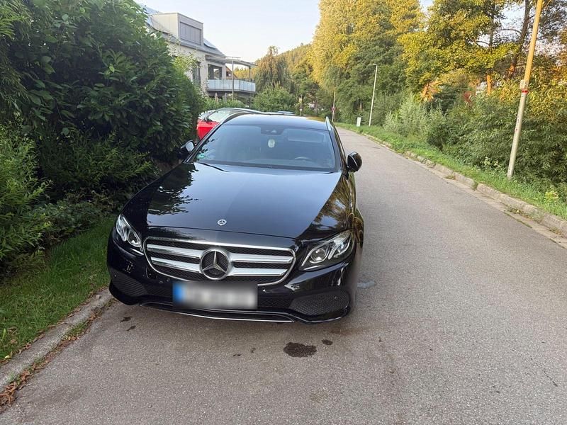 Schwarz Gebraucht 2017 Mercedes E220 Kombi | 22.699 € (Guter Preis) - Bild 1/4