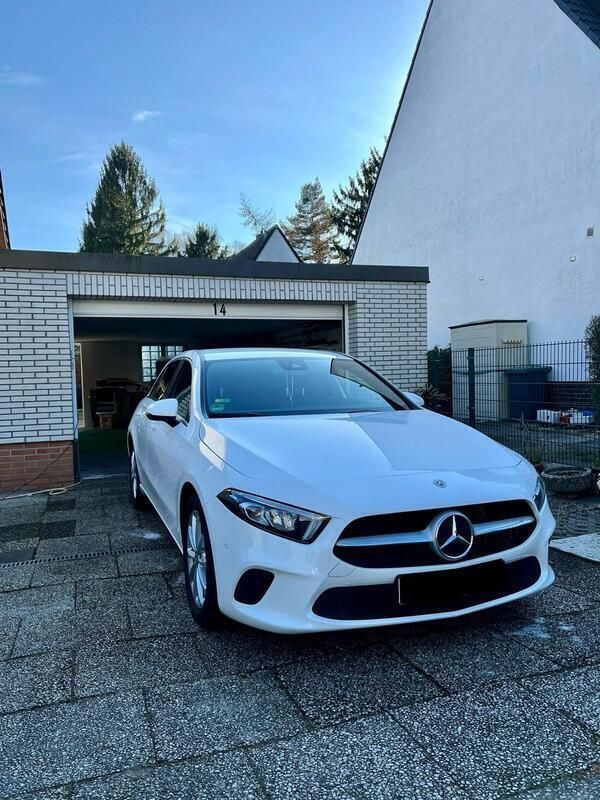 Weiß Gebraucht 2019 Mercedes 180 Limousine | 22.900 € - Bild 1/4