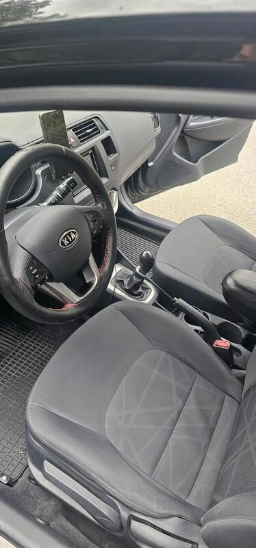 Schwarz Gebraucht 2012 Kia Rio Kombi | 3.800 € - Bild 1/4