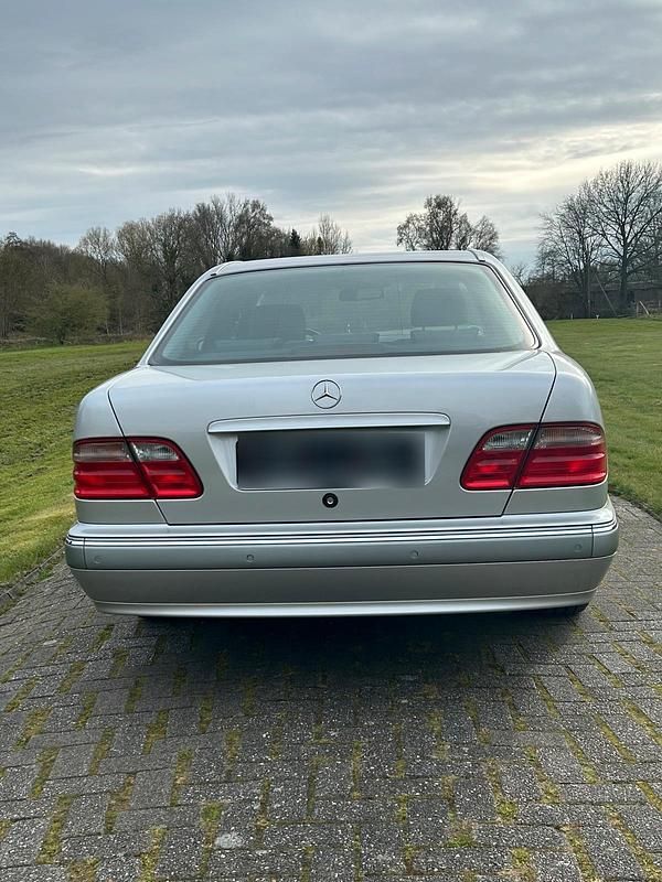 Gebraucht Mercedes E200 163 PS (119 kW) 2000 Silber Limousine