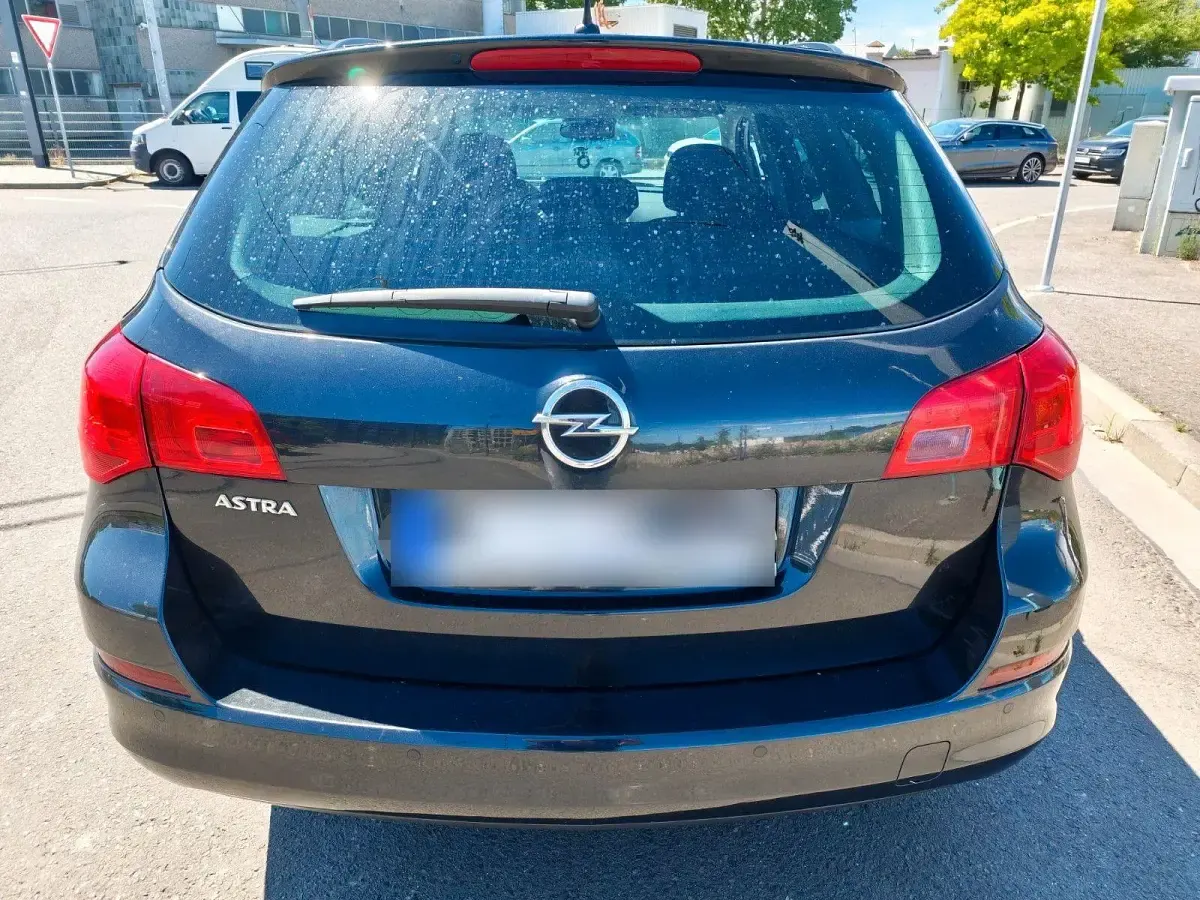 Gebraucht Opel Astra Edition 116 PS (85 kW) 2011 Schwarz Kombi