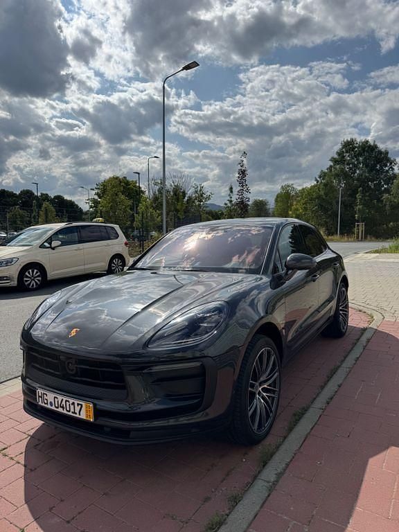 Grau Gebraucht 2023 Porsche Macan SUV | 73.900 € (Etwas zu teuer) - Bild 1/4